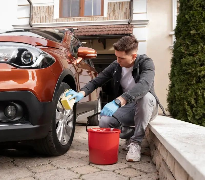 Lavage auto à domicile Serra-di-Fiumorbo : professionnel intervenant sur un véhicule